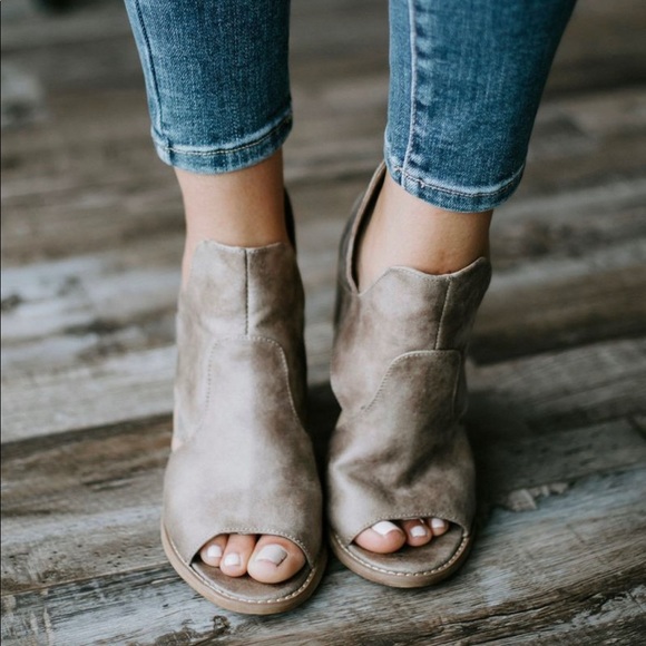 Hollyridge Wedge - Taupe - NEW IN BOX - Picture 2 of 2